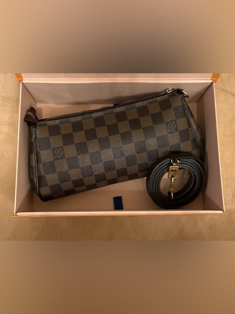 Louis Vuitton Damier Crossbag - Picture 6 of 16
